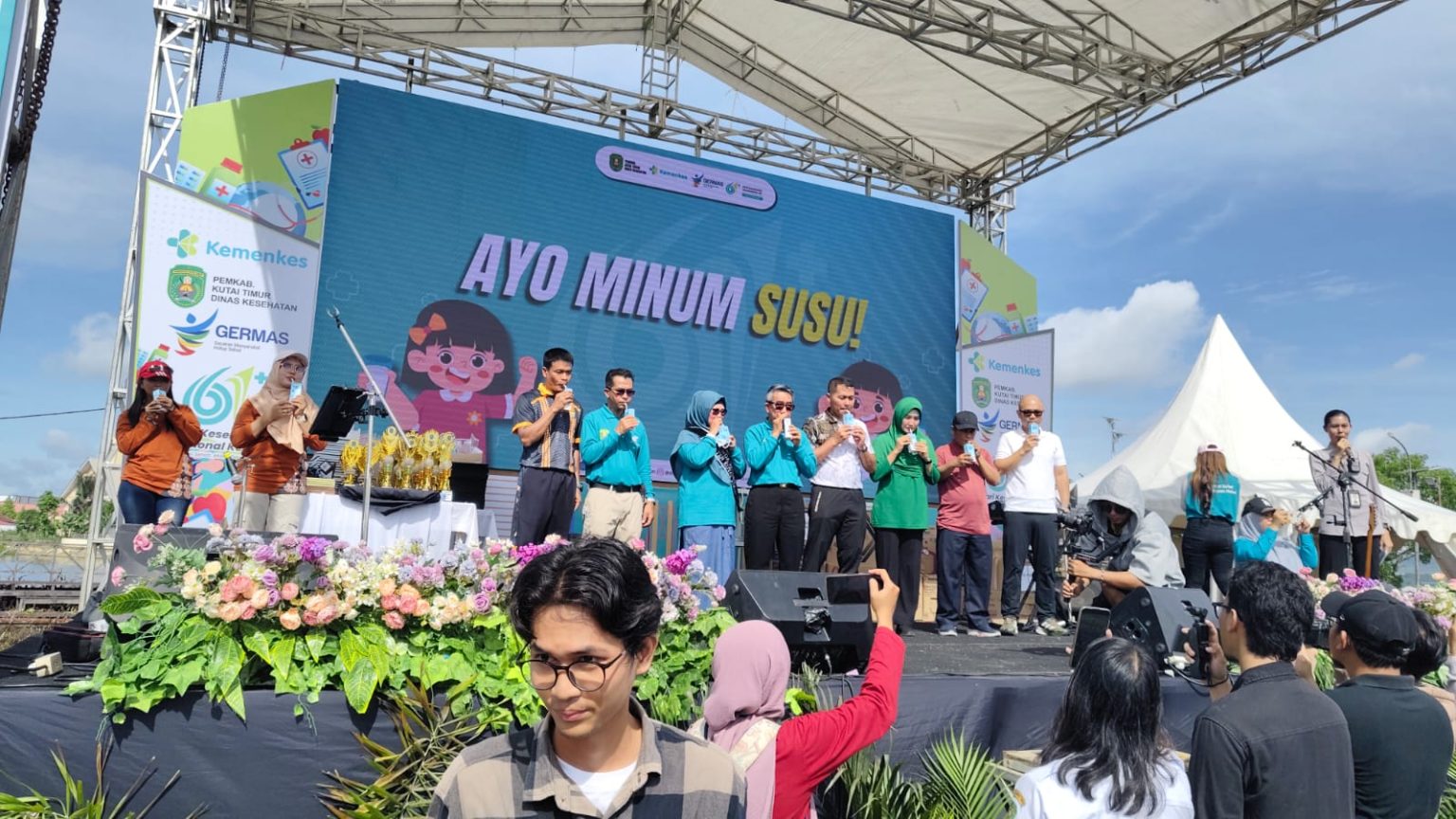 Dinkes Kutim kampayekan minum susu dan bagikan susu gratis pada HKN Ke-61 di Polder Ilham Maulanan (AN/Etara.id)