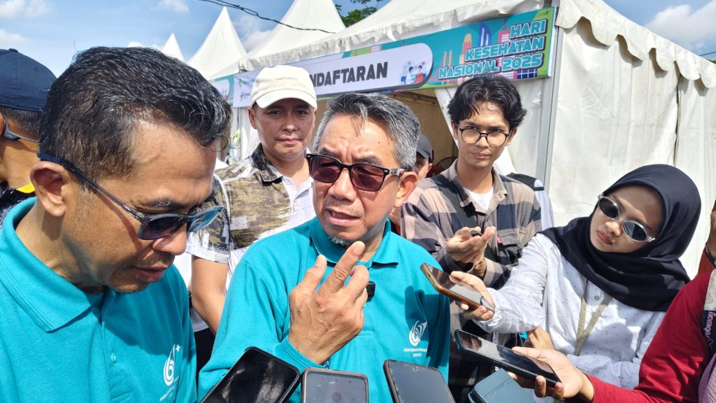 Bupati Kutai Timur Ardiansyah Sulaiman di dampingi Plt Kepala Dinas Kesehatan Kutim, Sumarno (Etara.id/AN)