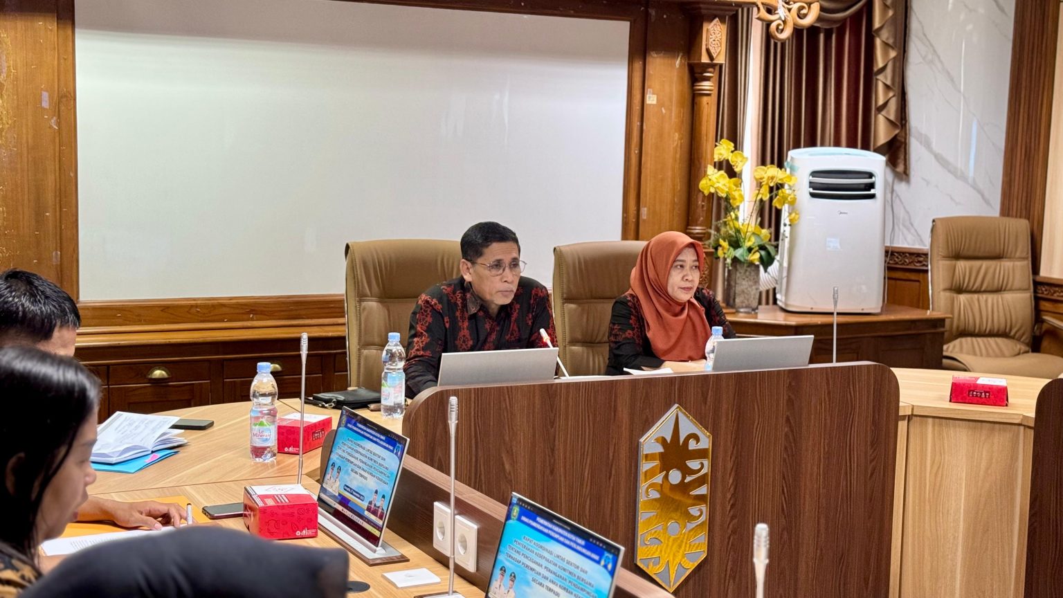 DP3A) Kutim, H Idham Cholid, saat memimpin rapat koordinasi lintas sektor dan penandatanganan komitmen bersama dalam pencegahan serta penanganan kekerasan terhadap perempuan dan anak yang digelar di Ruang Arau, Kantor Bupati Kutim, Kamis (27/11/2025)