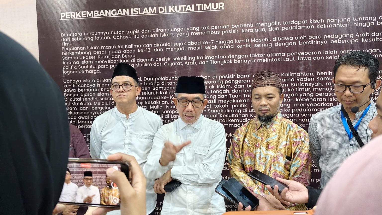 Bupati Kutim, Ardiansyah Sulaiman saat wawancarai usai membuka Pameran Sejarah Kebudayaan Islam di Masjid Agung Al Faruq