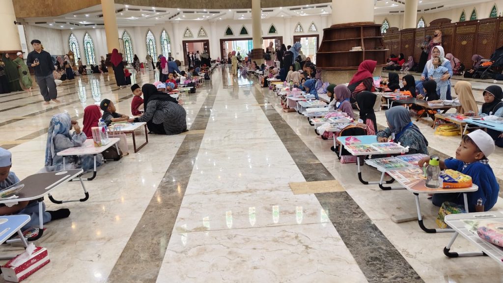 Lomba mewarnai anak TK di Kutai Timur padati Masjid Agung Al-Faruq