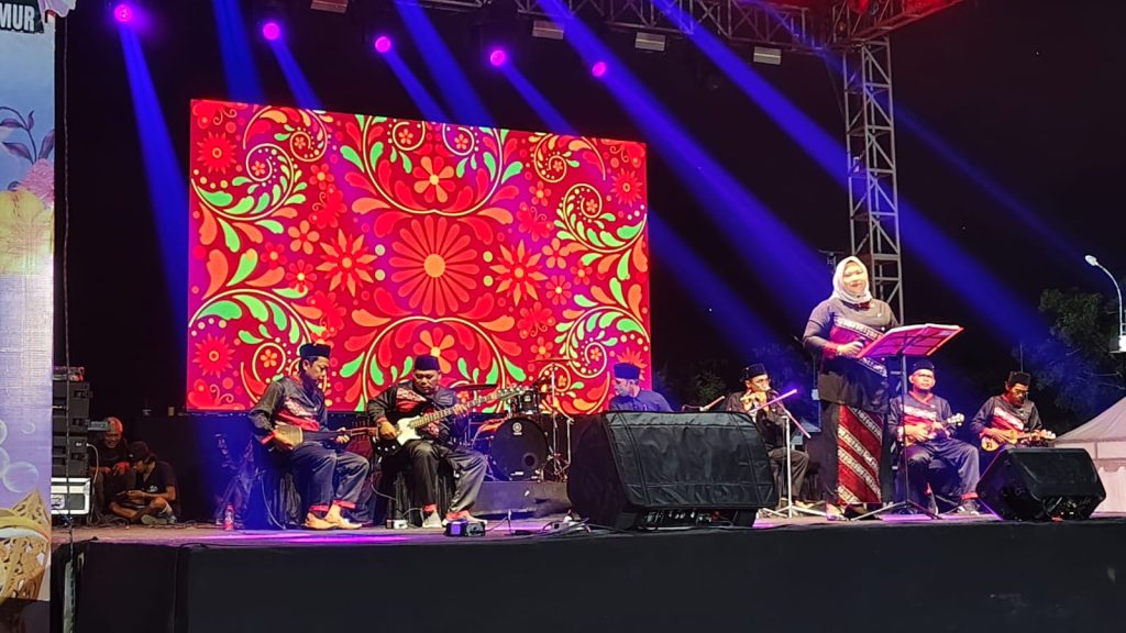 Tingkilan Kutai Timur, Warisan Islami yang Makin Terpinggirkan penampilan musik tingkilan di pembukaan Festival Magic Land Kutai Timur 2025 di Polder Ilham Maulana, Sabtu (15/11/2025)(AN/Etara.id)