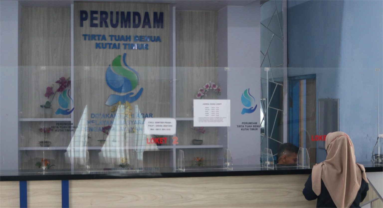 Suasana pembayaran di Loket Perumda Air Minum (Perumdam) Tirta Tuah Benua (TTB) Kutai Timur