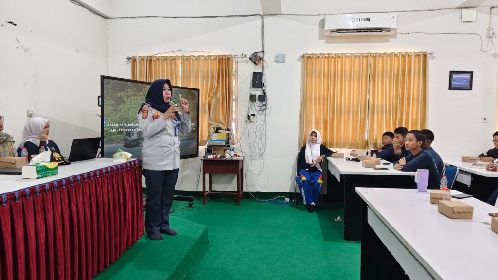 Bidang Pengembangan dan Keselamatan Dinas Perhubungan Kutai Timur yang diwakili oleh Mega Pujiyanti
