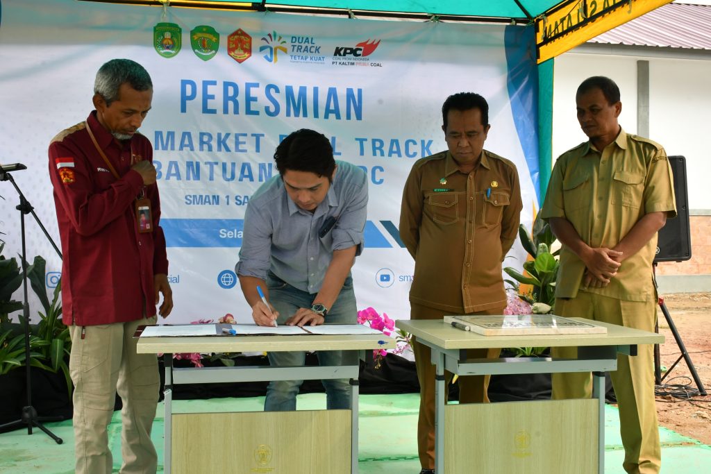 Bantuan KPC untuk minimarket SMAN 1 Sangatta Selatan