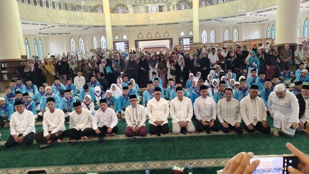 Bupati Ardiansyah Sulaiman Lepas 176 Jamaah Haji Kutim dengan Pesan Menyentuh ratusan jamaah calon haji dilepas di Masjid Agung Al Faruq, Minggu (3/5/2026)