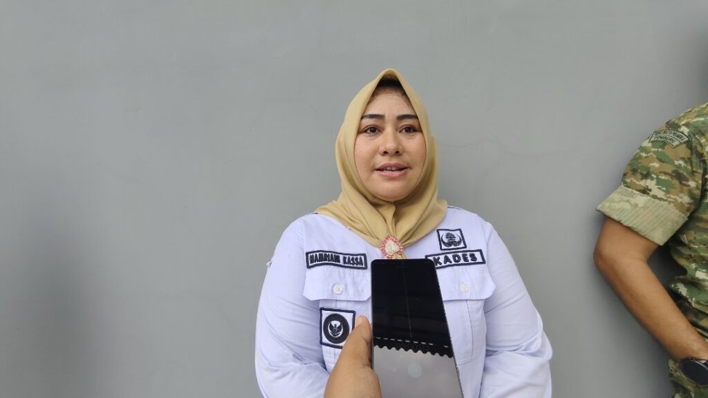Kepala Desa Singa Gembara, Hamriani Kassa,
