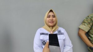Kepala Desa Singa Gembara, Hamriani Kassa,