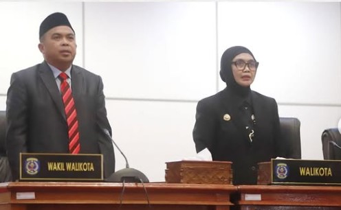 Wali Kota Bontang Neni Moerniaeni dan Wakil Wali Kota Bontang saat menghadiri Nota Pengantar Laporan Keterangan Pertanggungjawaban (LKPj) Tahun Anggaran 2025 dalam Rapat Paripurna DPRD, Senin (30/3/2026) (dok. Prokompim Bontang)