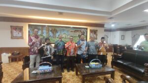 audiensi bersama Bupati Kutai Timur di ruang kerja bupati