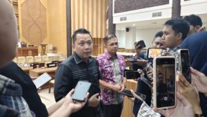 Ketua Komisi III DPRD Kota Samarinda, H. Deni Hakim Anwar bersama Kepala Dinas Perhubungan Kota Samarinda, Hotmarulitua Manalu di Kantor DPRD Kota Samarinda (dok.Etara)