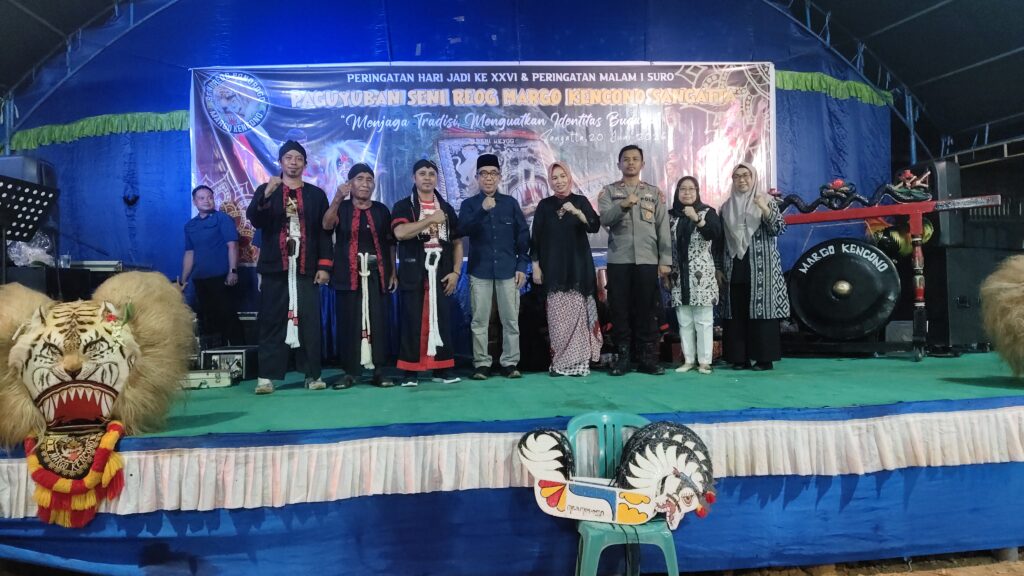 Suasana peringatan Hari Jadi ke-XXVI Paguyuban Seni Reog Margo Kencono sekaligus peringatan Malam 1 Suro yang berlangsung di kawasan Margo Santoso, Sangatta Utara, Sabtu (20/6/2026)