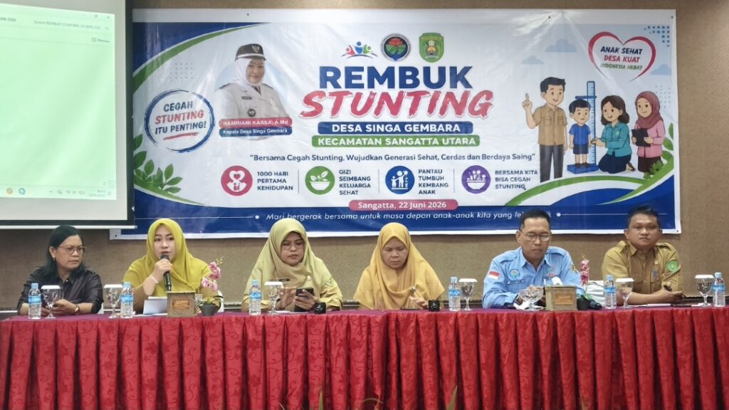 Kepala Desa Singa Gembara Hamriani Kassa saat memberikan sambutan dalam Rembuk Stunting Desa Singa Gembara di Hotel Royal Victoria Sangatta Utara, Senin (22/6/2026). (dok.Etara.id)