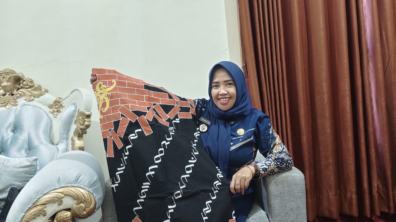 Kepala Desa Suka Rahmat, Hasnawati saat diwawancarai di Ruang Kerjanya (dok.Etara.id)