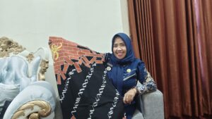 Kepala Desa Suka Rahmat, Hasnawati saat diwawancarai di Ruang Kerjanya (dok.Etara.id)