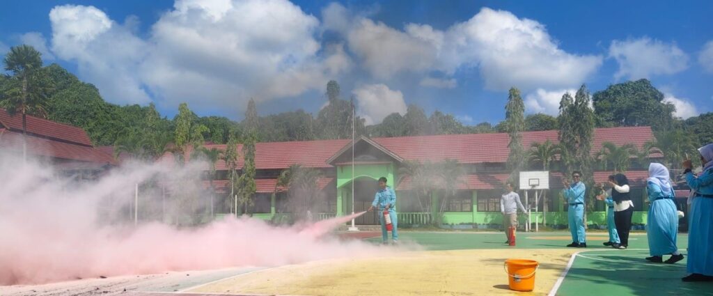 MPLS SMAN 1 Loa Kulu Bekali Murid Baru Mitigasi Bencana Kebakaran SMAN 1 Loa Kulu menggelar simulasi mitigasi bencana kebakaran dalam MPLS untuk membangun budaya keselamatan siswa baru