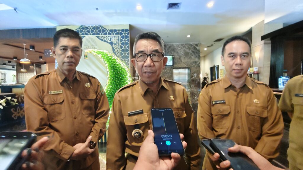 Bupati Ardiansyah Ajak Pelaku Usaha Tertib LKPM Demi Investasi Berkualitas Bupati Kutai Timur Ardiansyah Sulaiman saat wawancarai di Hotel Royal Victoria Sangatta, Senin (20/7/2026).(dok.Etara.id) di dampingi kepala DPMPTSP Novian Prananta dan Kadis perindag Nora Ramadhani