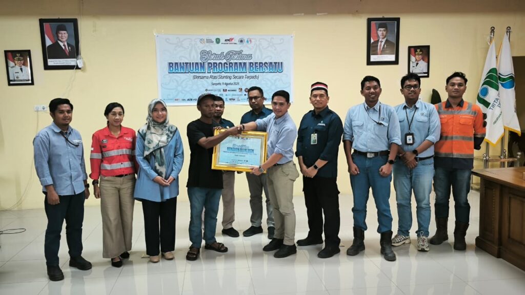Penyerahan bantuan di Ruang Rapat Perumda Tirta Tuah Benua Kutai Timur, Selasa (11/8/2026),