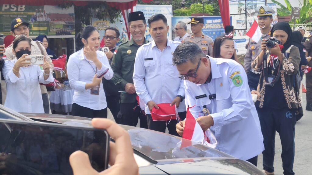 Jelang HUT ke-81 RI, Bupati Kutim Bangkitkan Semangat Patriotisme Ardiansyah Sulaiman, Bupati Kutim saat membagikan bendera merah putih pada pengendara di kawasan Simpang Tiga Pendidikan, Rabu (12/8/2026)