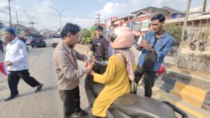 Jimmi Dorong Patriotisme Lewat Pembagian 1000 Bendera Jimmi, Ketua DPRD Kutim saat membagikan bendera, Rabu (12/8/2026) (dok.Etara.id)