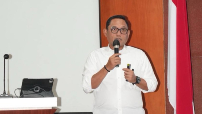 Seno Aji saat memberikan Ceramah Manajemen Kinerja dalam Pelatihan Kepemimpinan Administrator (PKA) Angkatan II Tahun 2026 di Auditorium Pusat Pembelajaran dan Strategi Kebijakan Pelayanan Publik (Pusjar SKPP) LAN, Jalan HM Ardans Ring Road III, Samarinda, Jumat (7/8/2026)