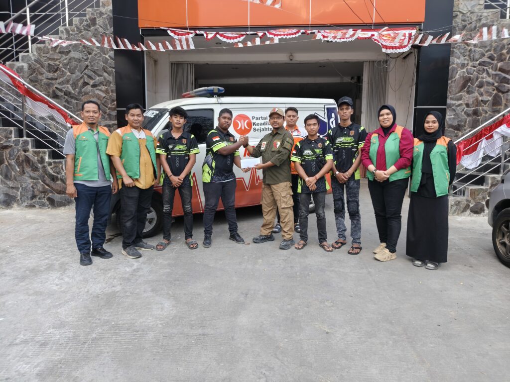 Perwakilan Bidang Kepanduan dan Penanggulangan Bencana DPW PKS Kalimantan Timur, Rumah Aspirasi Firnadi Ikhsan, serta Relawan Mandiri Gerbang Mulawarman Fire Fighter Loa Janan berfoto bersama seusai penyerahan bantuan peralatan pendukung penanganan karhutla di Loa Janan, Kabupaten Kutai Kartanegara, Selasa (8/9/2026).