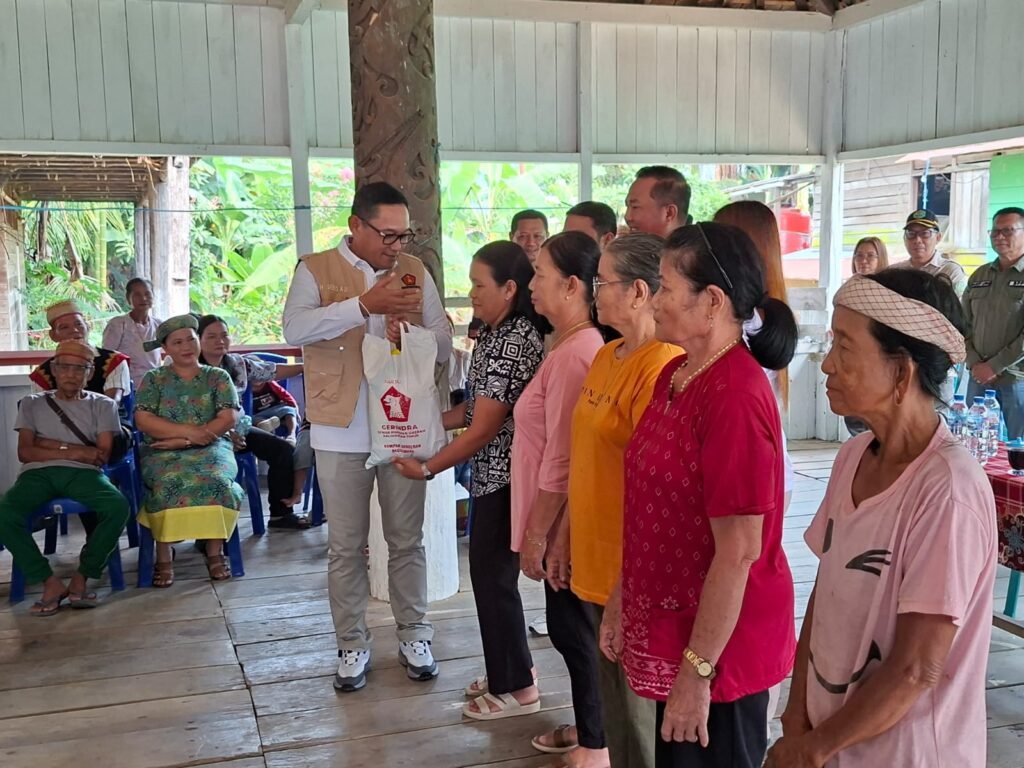 Seno Aji Tinjau Dampak Kemarau di Long Apari, Salurkan 11 Ton Bantuan Ketua DPD Partai Gerindra Kalimantan Timur, Dr. Ir. H. Seno Aji, M.Si., turun langsung menemui masyarakat di Kecamatan Long Apari, Kabupaten Mahakam Ulu (Mahulu), Jumat (11/9/2026).