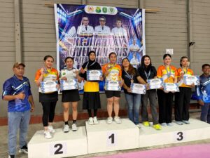 Para juara Kejuaraan Bulutangkis Kabupaten (Kejurkab) Kutai Timur 2026 berfoto bersama usai menerima medali dan sertifikat di HB Arena Billiard & Badminton atau GOR Habibi, Desa Benua Baru, Kecamatan Sangkulirang. Kejurkab menjadi ajang PBSI Kutim untuk memetakan potensi atlet sekaligus memperkuat pembinaan bulutangkis secara berkelanjutan.