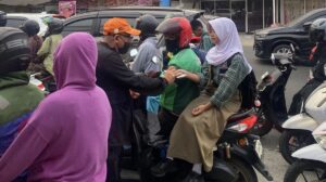 H. Arif Kurniawan, S.P., M.M. membagikan ribuan masker gratis kepada pelajar di Kota Samarinda