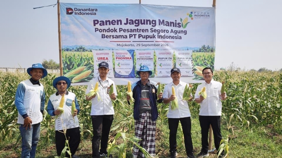 Pimpinan Pondok Pesantren Segoro Agung bersama jajaran PT Pupuk Indonesia menunjukkan hasil panen jagung manis di lahan pertanian Ponpes Segoro Agung, Mojokerto, Jawa Timur, Selasa (29/9/2026).