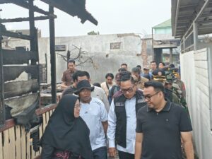 Wakil Gubernur Kalimantan Timur, Seno Aji, ketika mengunjungi lokasi kebakaran di Jalan A.M. Alimuddin, Kelurahan Melayu, Kecamatan Tenggarong, Kabupaten Kutai Kartanegara (Kukar), Kamis (8/10/2026).
