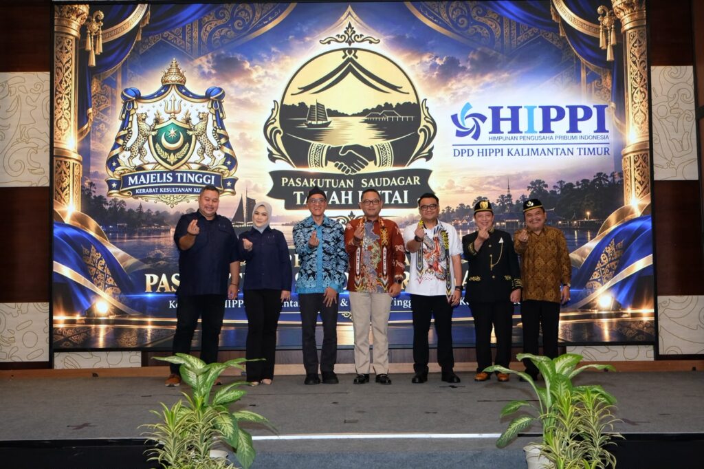 Ketua DPD HIPPI Kalimantan Timur, dr. Montik Dewi Rahayu, bersama Wakil Gubernur Kaltim H. Seno Aji, Bupati Kutai Kartanegara dr. Aulia Rahman Basri, serta jajaran Majelis Tinggi Kerabat Kesultanan Kutai berfoto bersama dalam kegiatan inisiasi pembentukan Pasakutuan Saudagar Tanah Kutai di Samarinda, Jumat (9/10/2026).