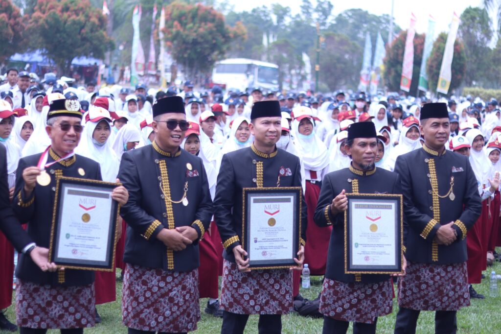 Kapolres Kutai Timur AKBP Aryansyah bersama jajaran Forkopimda Kutim saat menerima piagam rekor MURI atas Deklarasi Antinarkoba yang melibatkan 61 ribu peserta, Senin (12/10/2026).