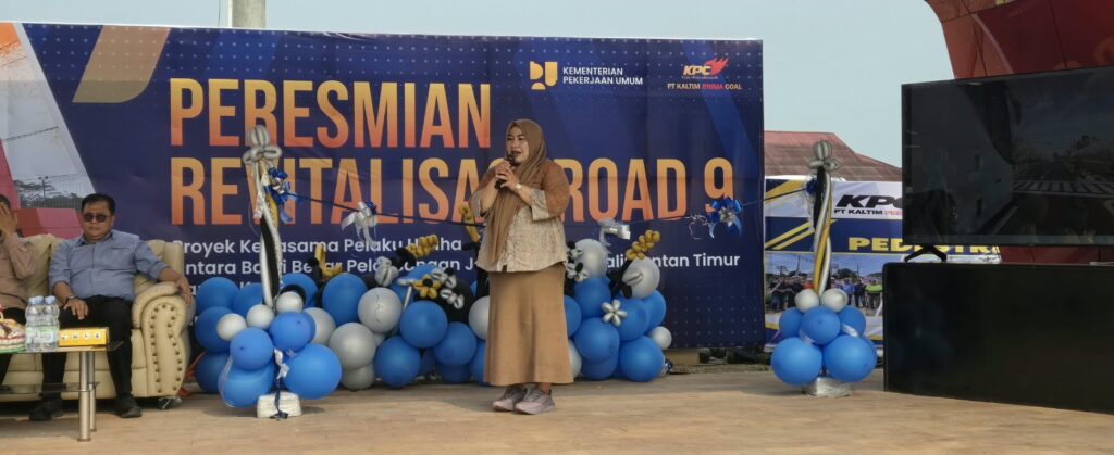Road 9 Ditata, Singa Gembara Siapkan Kampung Kuliner Berbasis UMKM Kepala Desa Singa Gembara, Hamriani Kassa, dalam peresmian revitalisasi Road 9 pada Jumat (23/10/2026).