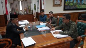 Kepala Dinas Transmigrasi dan Tenaga Kerja (Distransnaker) Kutim Sulisman bersama Kepala Cabang BPJS Ketenagakerjaan Kutim Andika Candra saat melakukan audiensi dengan Bupati Ardiansyah Sulaiman di ruang kerja Bupati Kutim, Kamis (1/10/2026).
