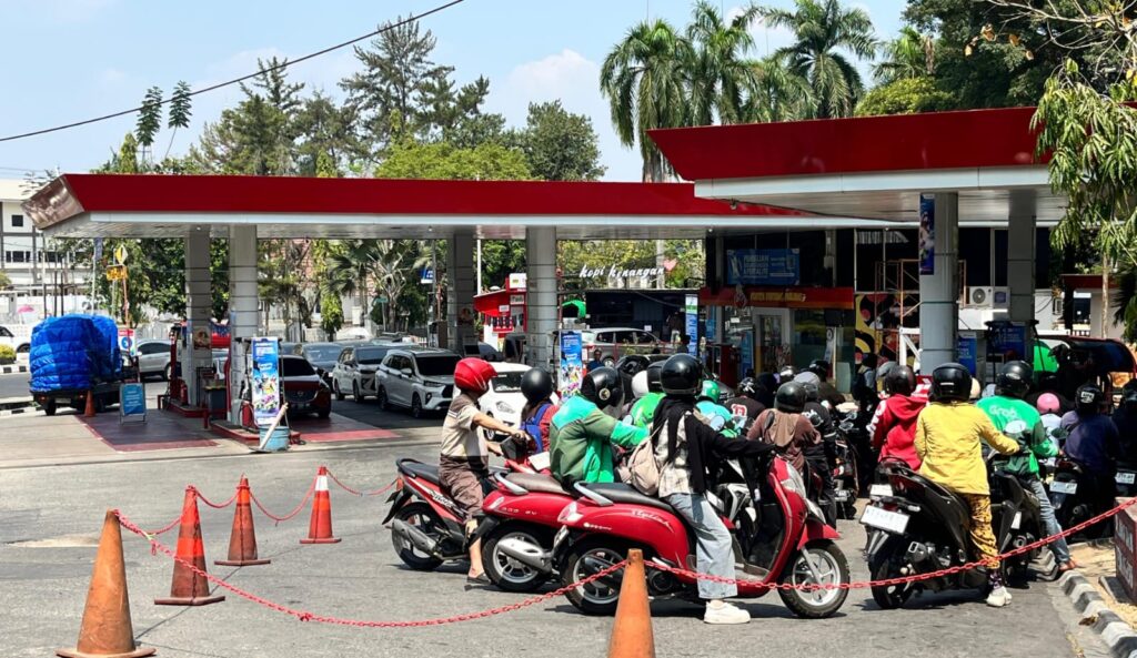 Antrean kendaraan di sejumlah SPBU di Samarinda