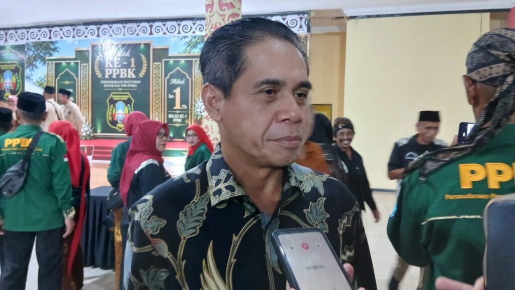 Ketua DPRD Kota Samarinda Helmi Abdullah usai menghadiri pengukuhan PPBK, di Taman Budaya Samarinda, Selasa malam (6/10/2026).
