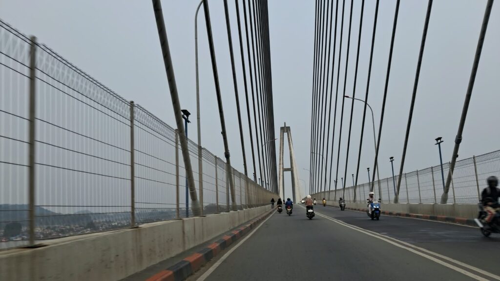Kondisi Jembatan Achmad Amins saat siang hari, kini sudah kembali terang di malam hari