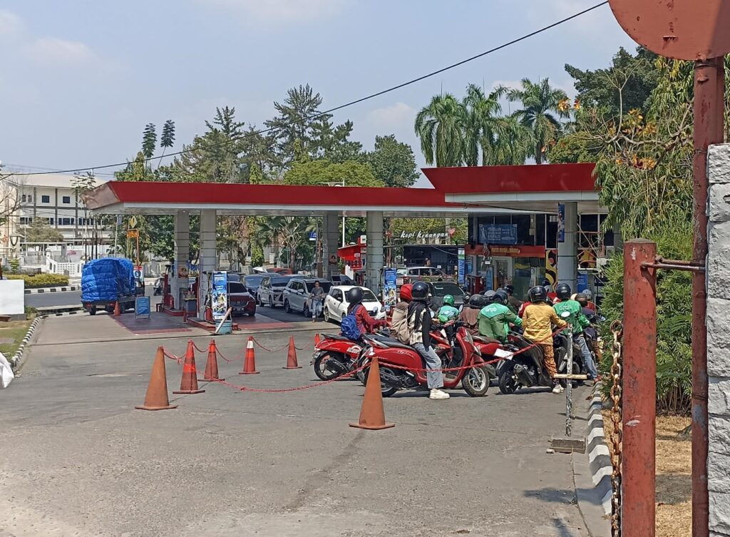 Samarinda Buka Peluang Investor Lokal Bangun SPBU Baru Teks: Antrean BBM mengular di sejumlah SPBU Samarinda