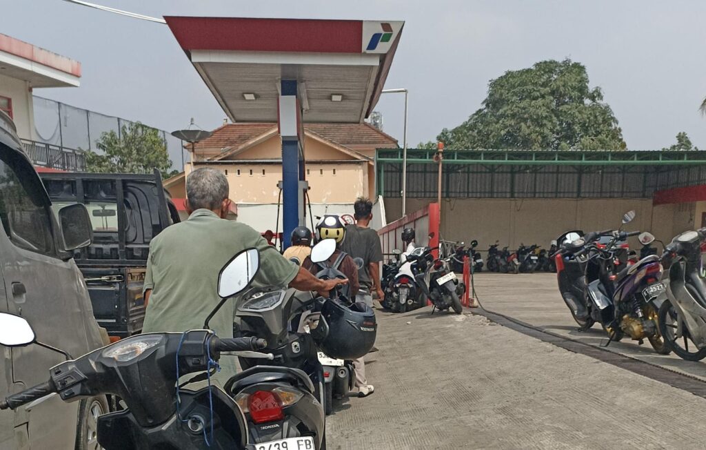 Deni Hakim Anwar Minta Pengawasan Distribusi BBM Subsidi di Samarinda Diperketat Antrean BBM Subsidi mengular di sejumlah SPBU Samarinda