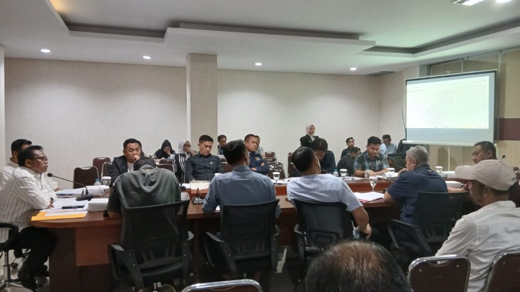 Jalan Tembusan Sambutan–Merdeka Telah Rampung, Administrasi Hibah Lahan Masih Menggantung RDP Komisi I DPRD Samarinda perihal pengaduan permohonan tindak lanjut permasalahan tanah yang diduga ada pembayaran kompensasi atau hibah yang belum terselesaikan di sepanjanv Jalan Tembusan Sambutan – Merdeka, Jumat 16/10/2026